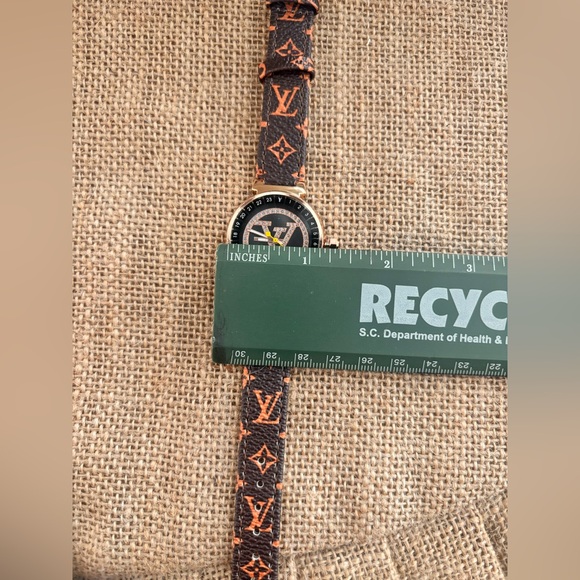 FAUX LOUIS VUITTON SMALL FACED WOMEN WATCH - Picture 5 of 6